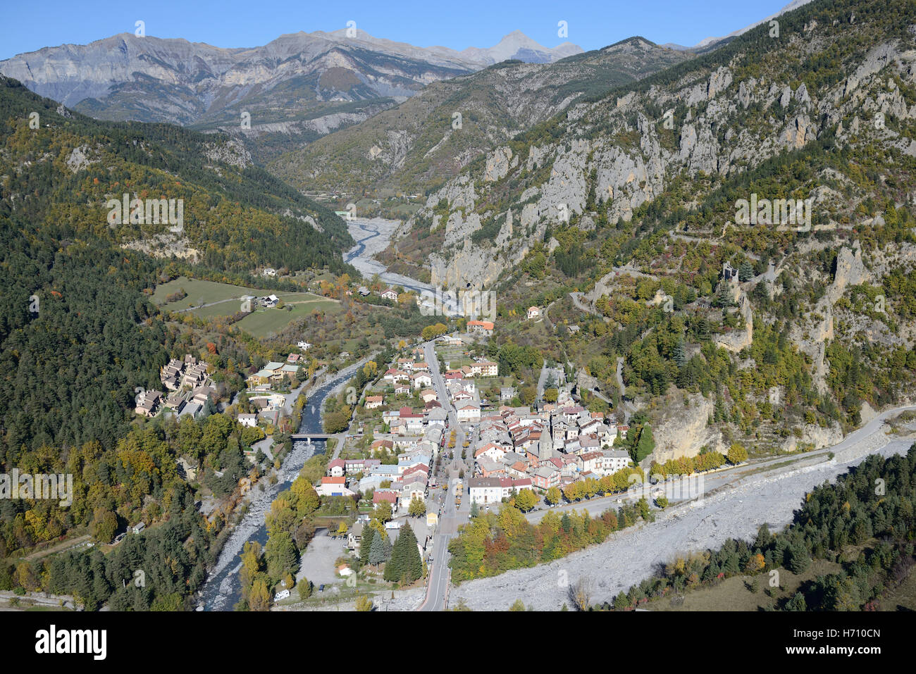 LUFTAUFNAHME. Mittelalterliches Dorf, umgeben von herbstlichen Farben im oberen Var-Tal. Guillaumes, Alpes-Maritimes, Frankreich. Stockfoto