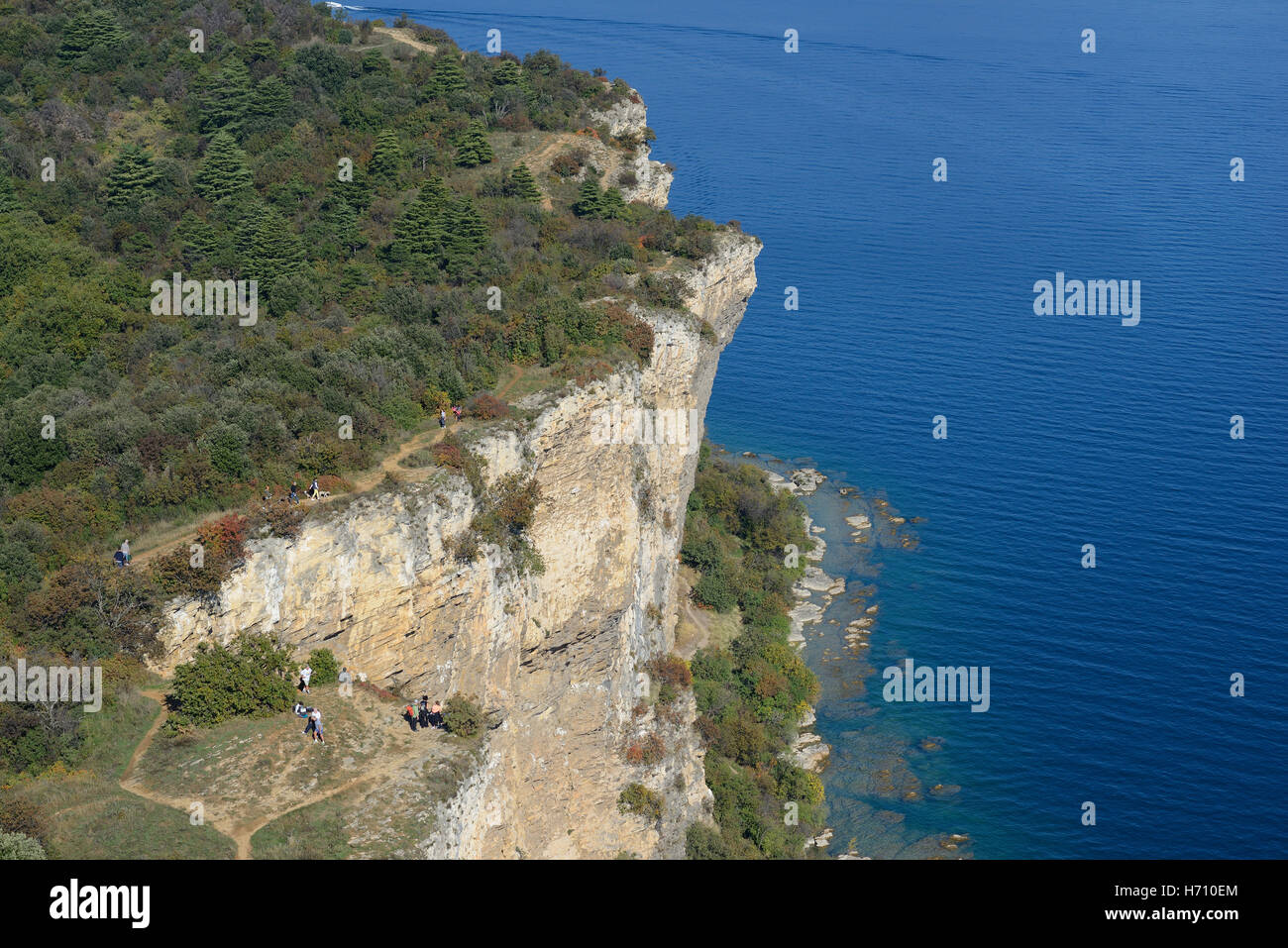 LUFTAUFNAHME. Sehenswürdigkeiten auf einer Klippe hoch über dem Gardasee. Rocca di Manerba, Manerba del Garda, Provinz Brescia, Lombardei, Italien. Stockfoto
