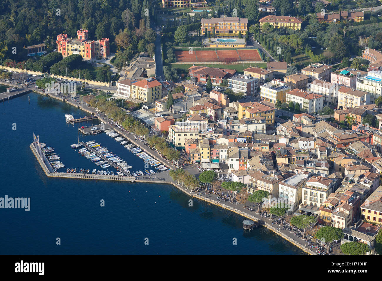 LUFTAUFNAHME. Historisches Zentrum und Yachthafen von Garda am östlichen Ufer des Gardasees. Provinz Verona, Venetien, Italien. Stockfoto