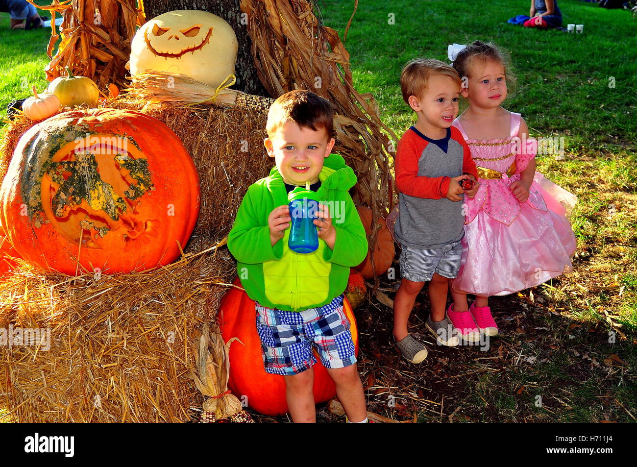 Pittsboro, North Carolina: drei Kinder genießen einen Besuch in Fearrington Villsges jährlichen Pumpkinfest Halloween-event Stockfoto