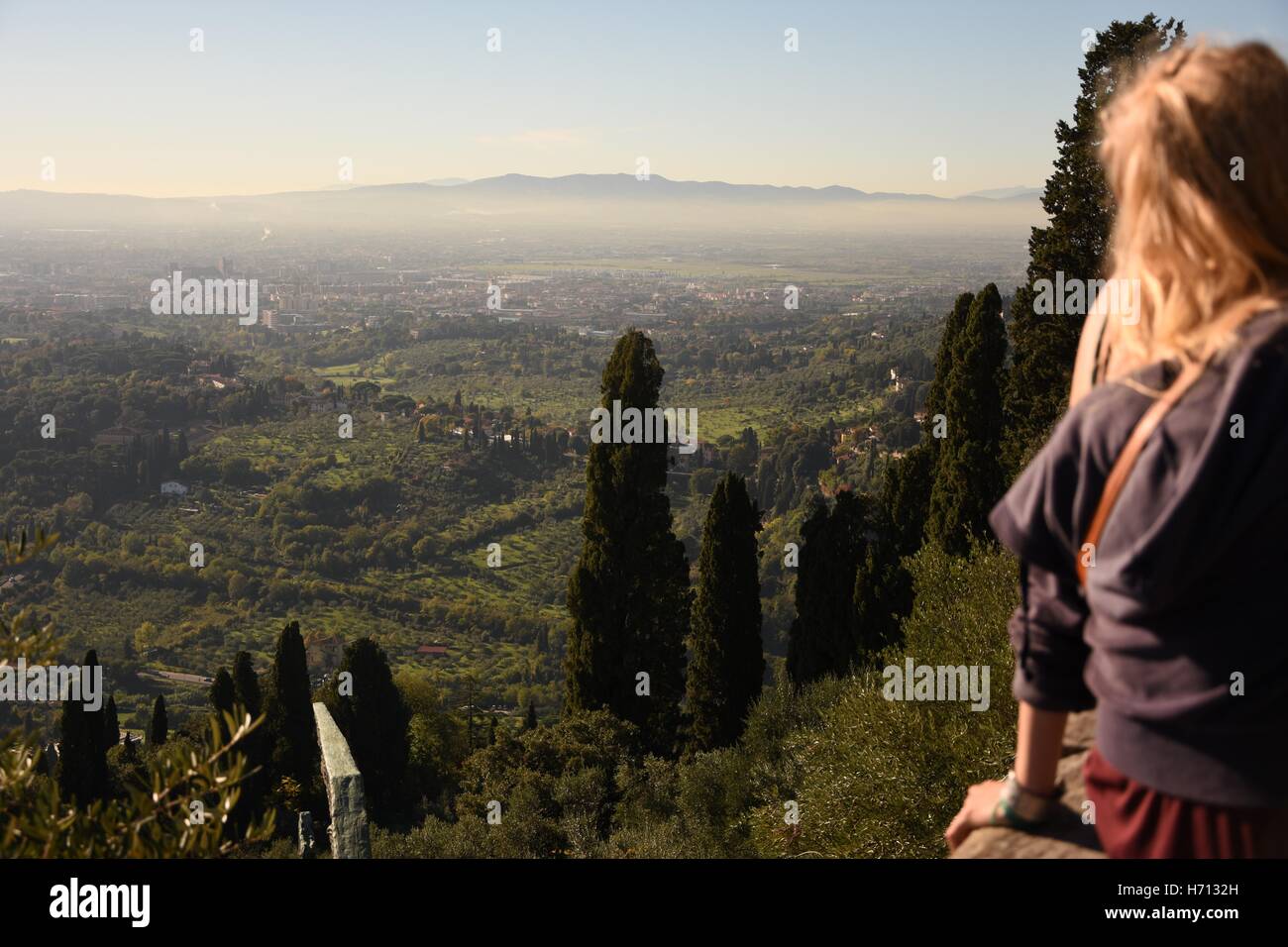 Ansicht der nördlichen Toskana, Florenz, von den Höhen von Fiesole, an einem sonnigen Tag mit einer blonden jungen Frau sitzt in der Nähe Stockfoto