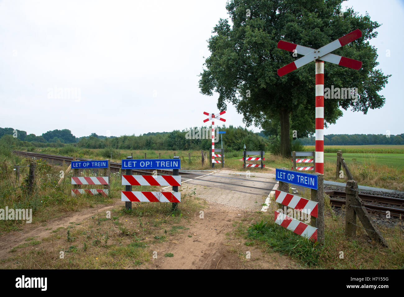 unbewachten Zug Kreuzung am Feldweg in den Niederlanden Stockfoto