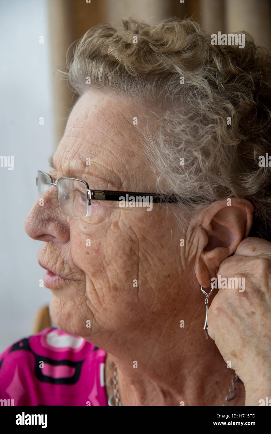 alte Frau am Tisch rätselhaft Stockfoto