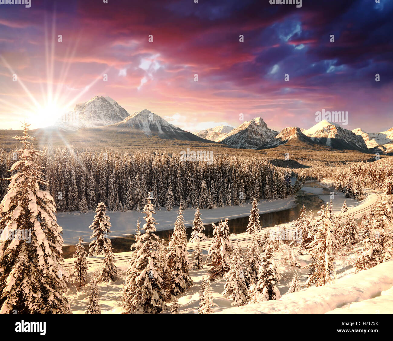 Bunte Sonnenaufgang in den Bergen. Winterlandschaft, Rocky Mountains, Alberta, Kanada Stockfoto