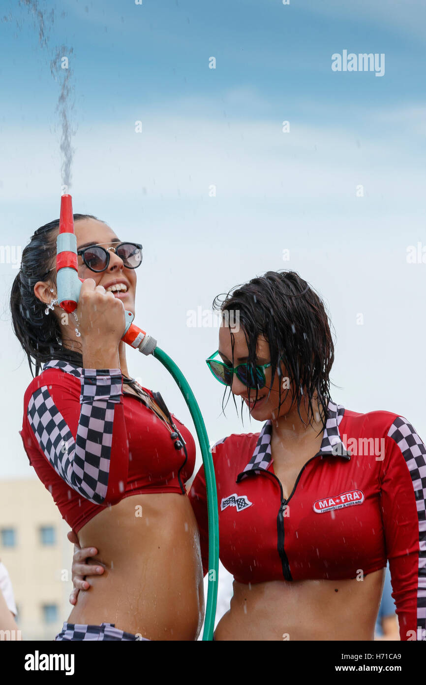 Adria, Rovigo, Italien - 17. September 2016: Waschen zeigen schöne Bikini-Modelle ein Autorennen der Nascar Whelen Euroserie in Adria Stockfoto