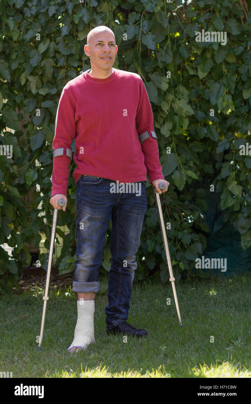Bein gebrochen krücken gips mann -Fotos und -Bildmaterial in hoher ...