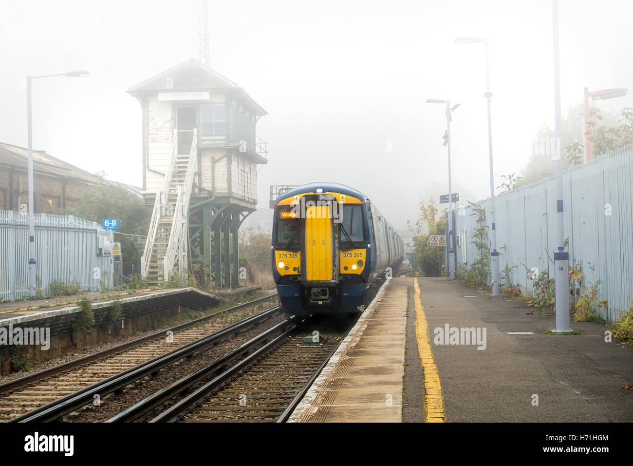 Southeastern Class 375 Unit No. 375305 Zug, der durch Nebel in Canterbury East auftauchend ist. Fahren Sie mit der London Line. Stockfoto