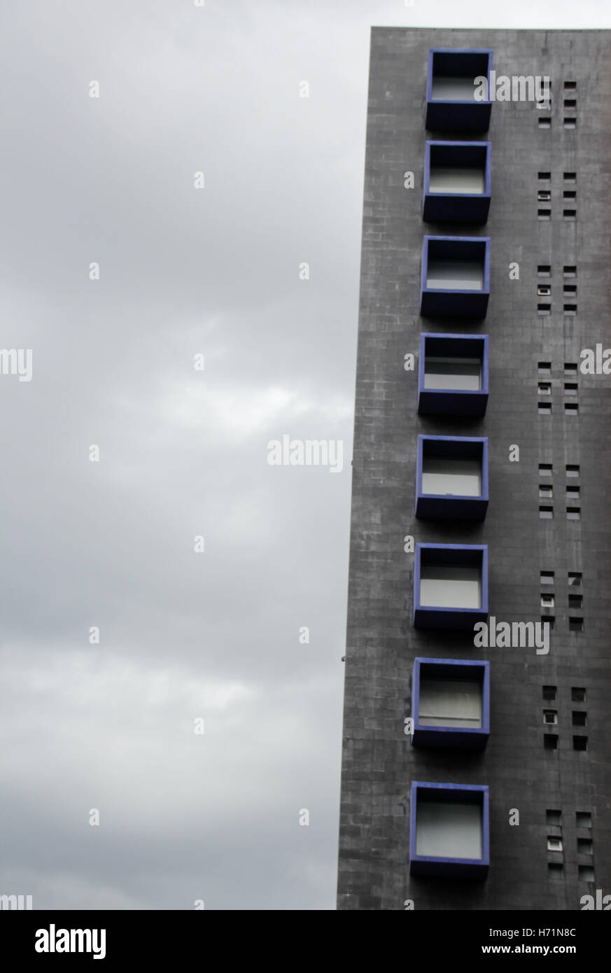 Foto von einem Betonturm und klarem Himmel Stockfoto