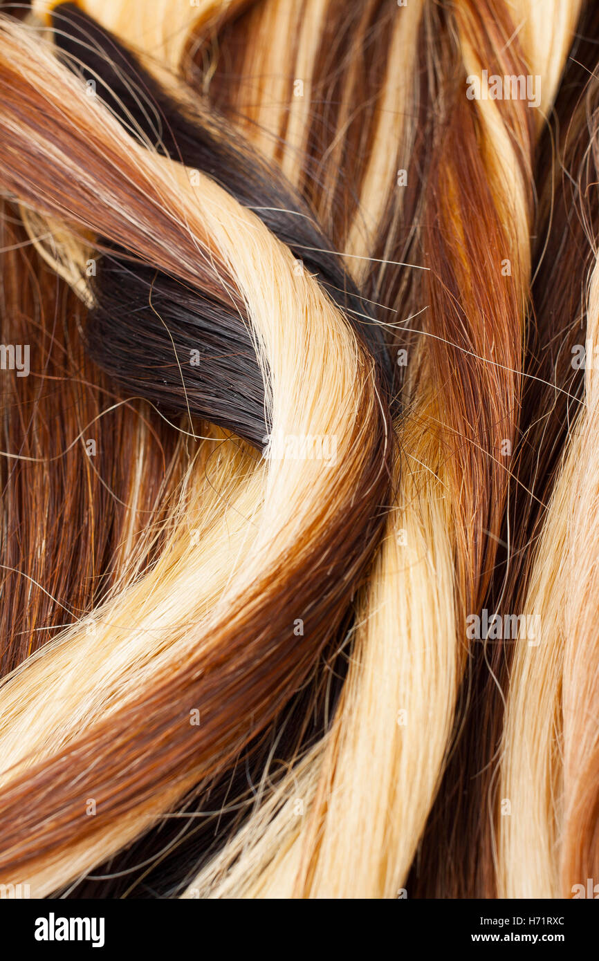 Europäisches Echthaar Verlängerung Schuß. Farbige trocken und seidige Haare  braun hell blond rot gemischt Ombre Farben. Lockige gerade Textur  Stockfotografie - Alamy