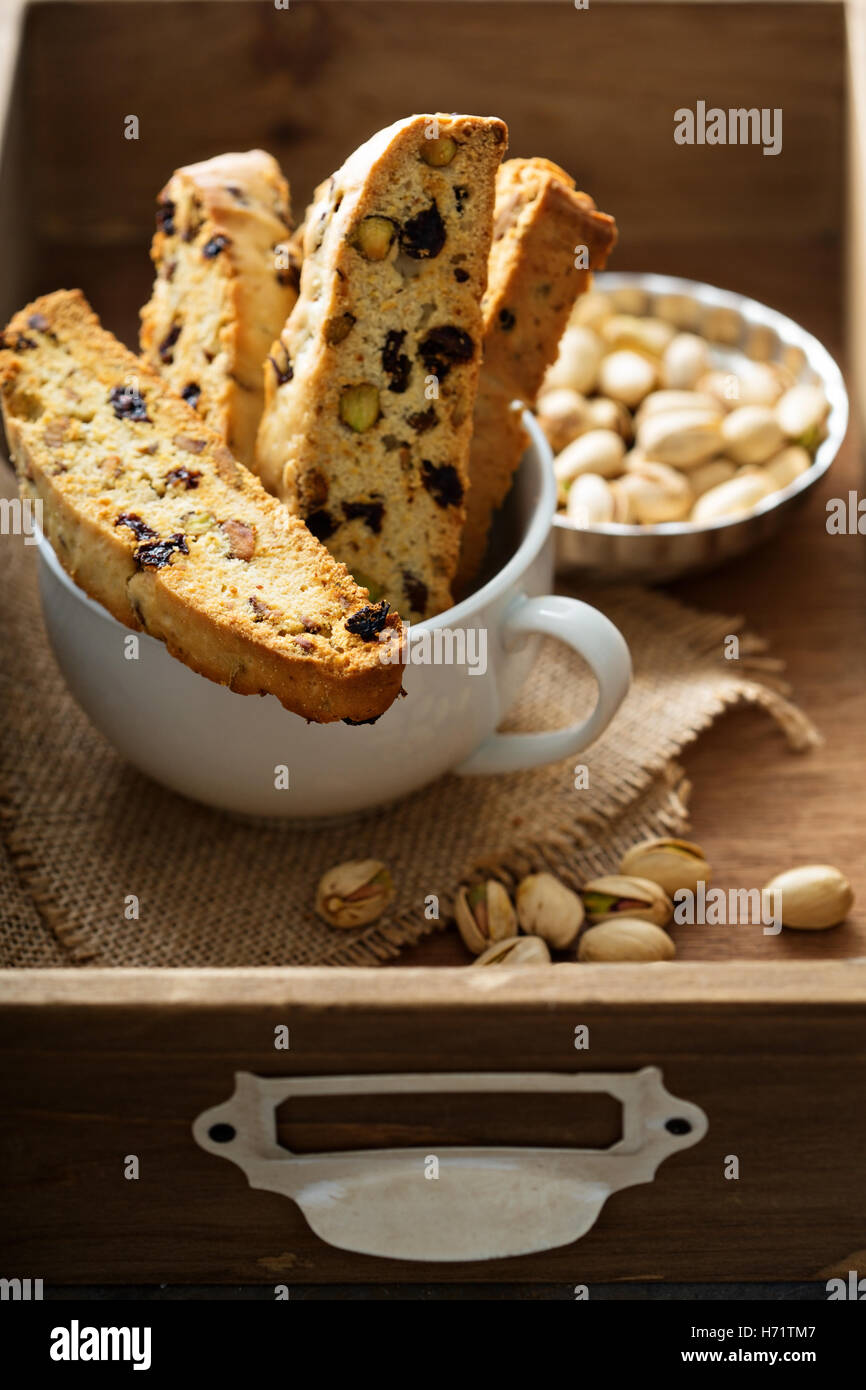 Hausgemachte Kekse in einer großen Tasse Stockfoto