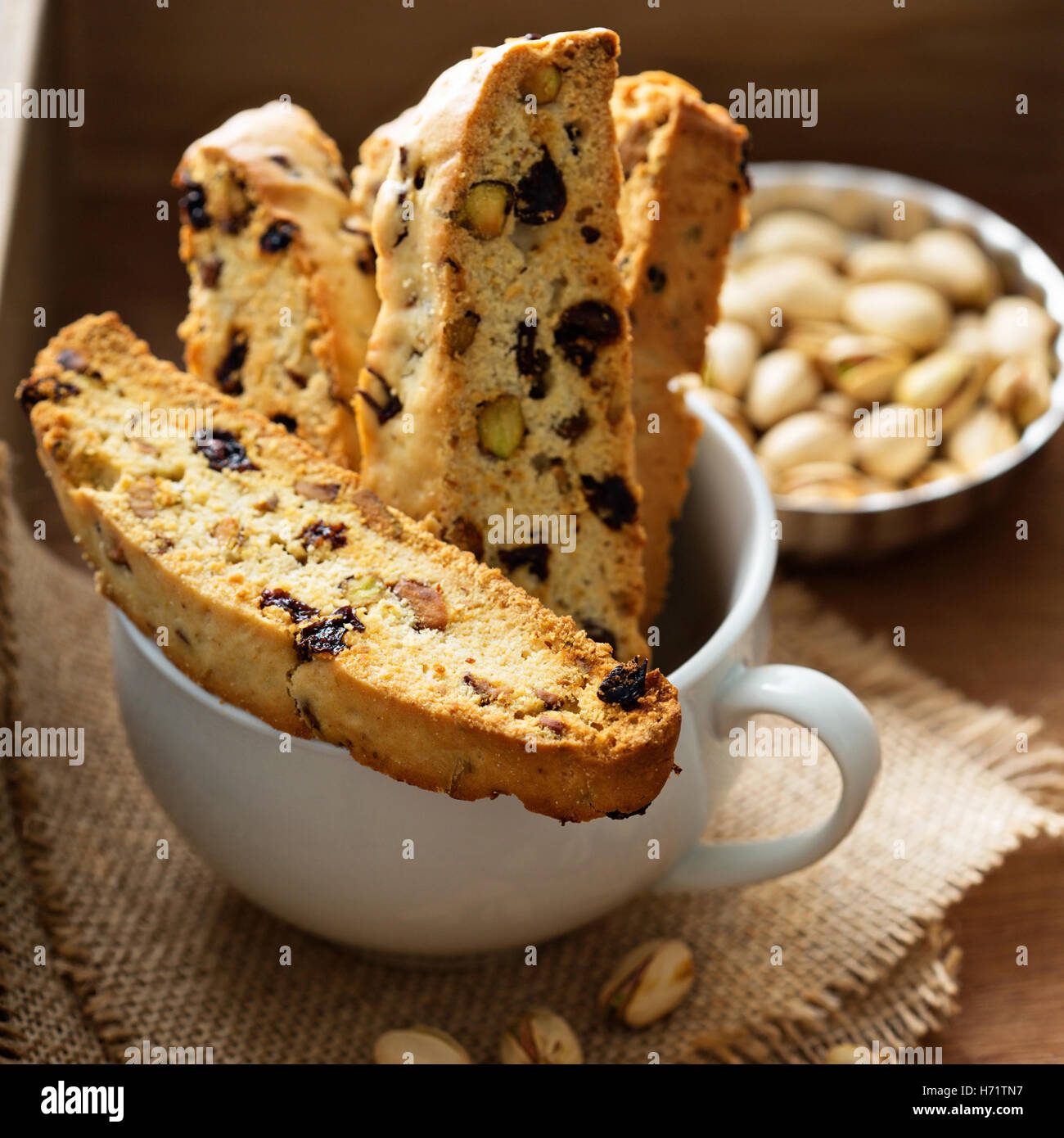 Hausgemachte Kekse in einer großen Tasse Stockfoto