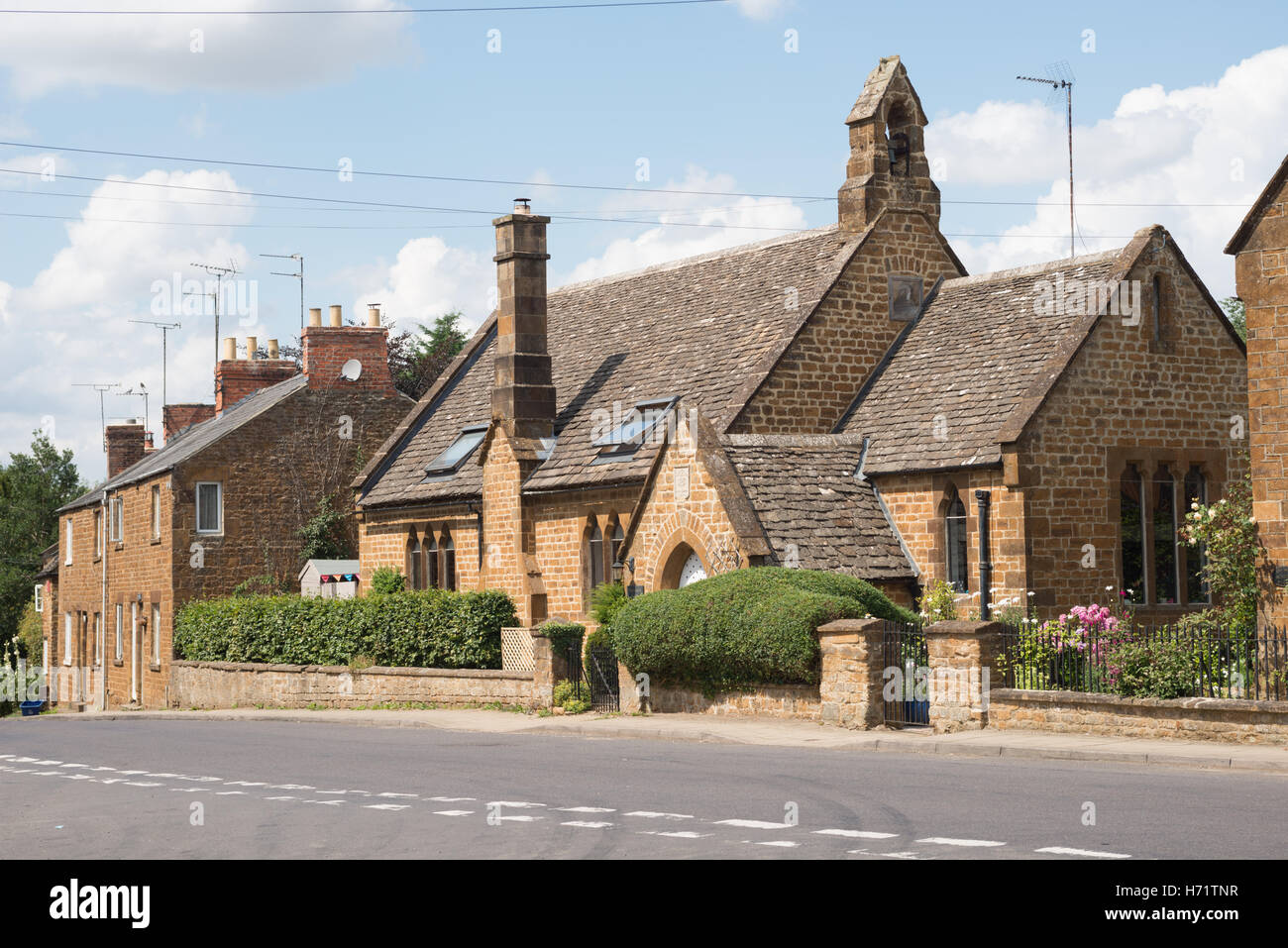 Eine restaurierte Armenhaus neben anderen Eigenschaften in das Dorf Adderbury, North Oxfordshire, England, Vereinigtes Königreich Stockfoto