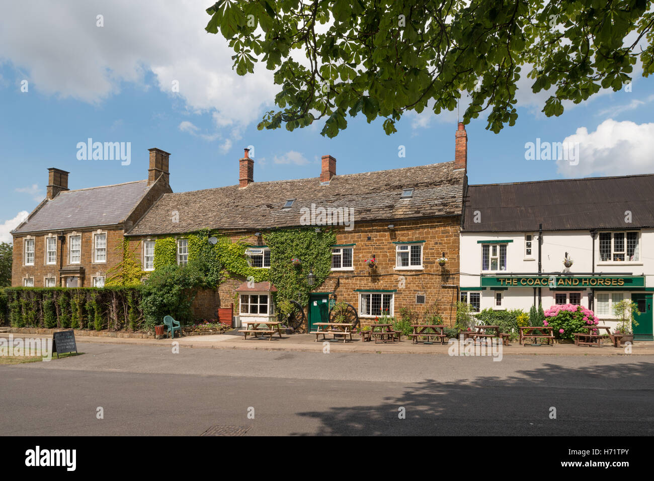 Die Trainer und Pferde (rechts) und Immobilien in Dorf Adderbury, North Oxfordshire, England, Großbritannien Stockfoto