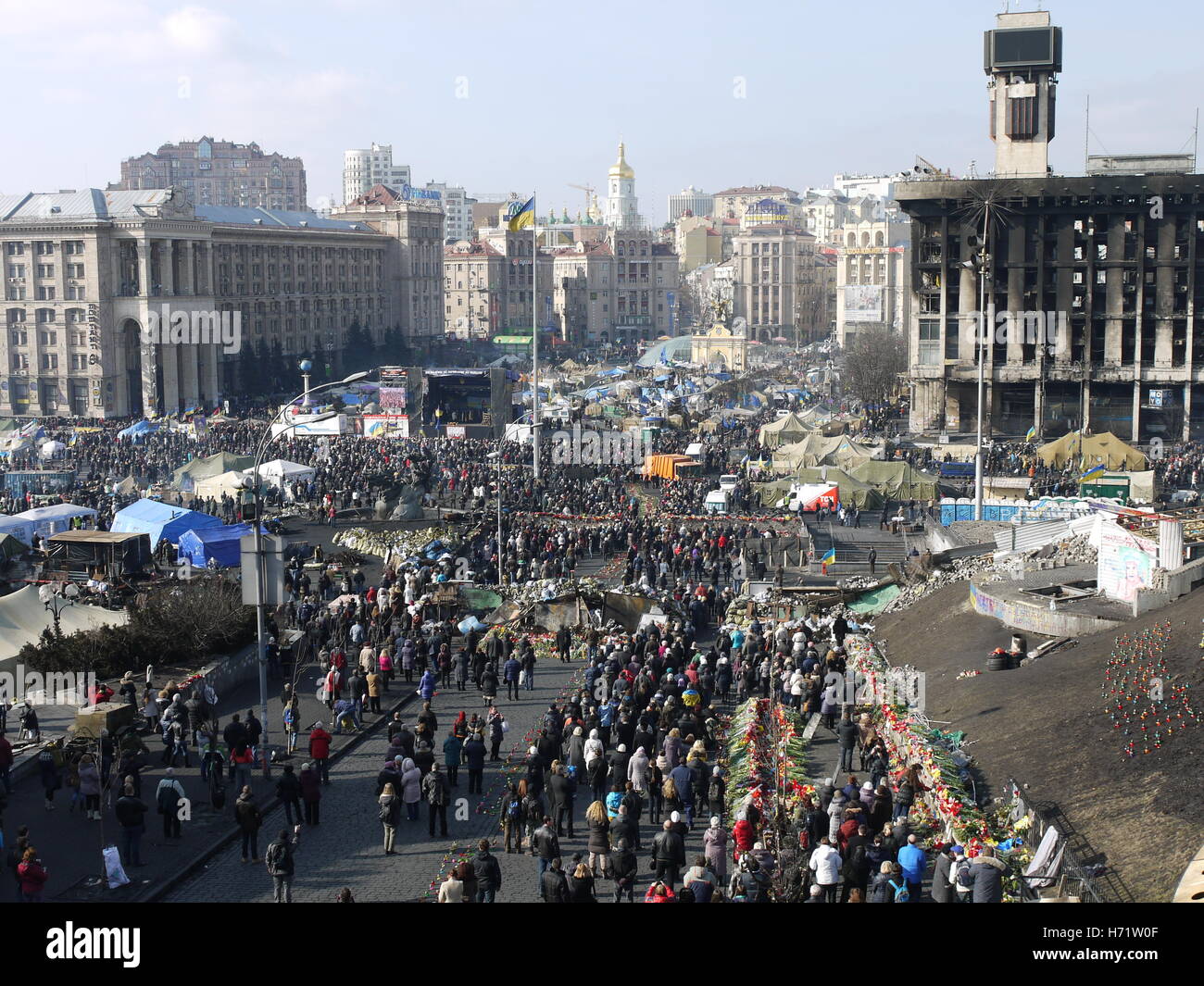 Menschen versammeln sich am Platz der Unabhängigkeit (Maidan) in Kiew, wenige Tage nach der Revolution vom Februar 2014 Stockfoto