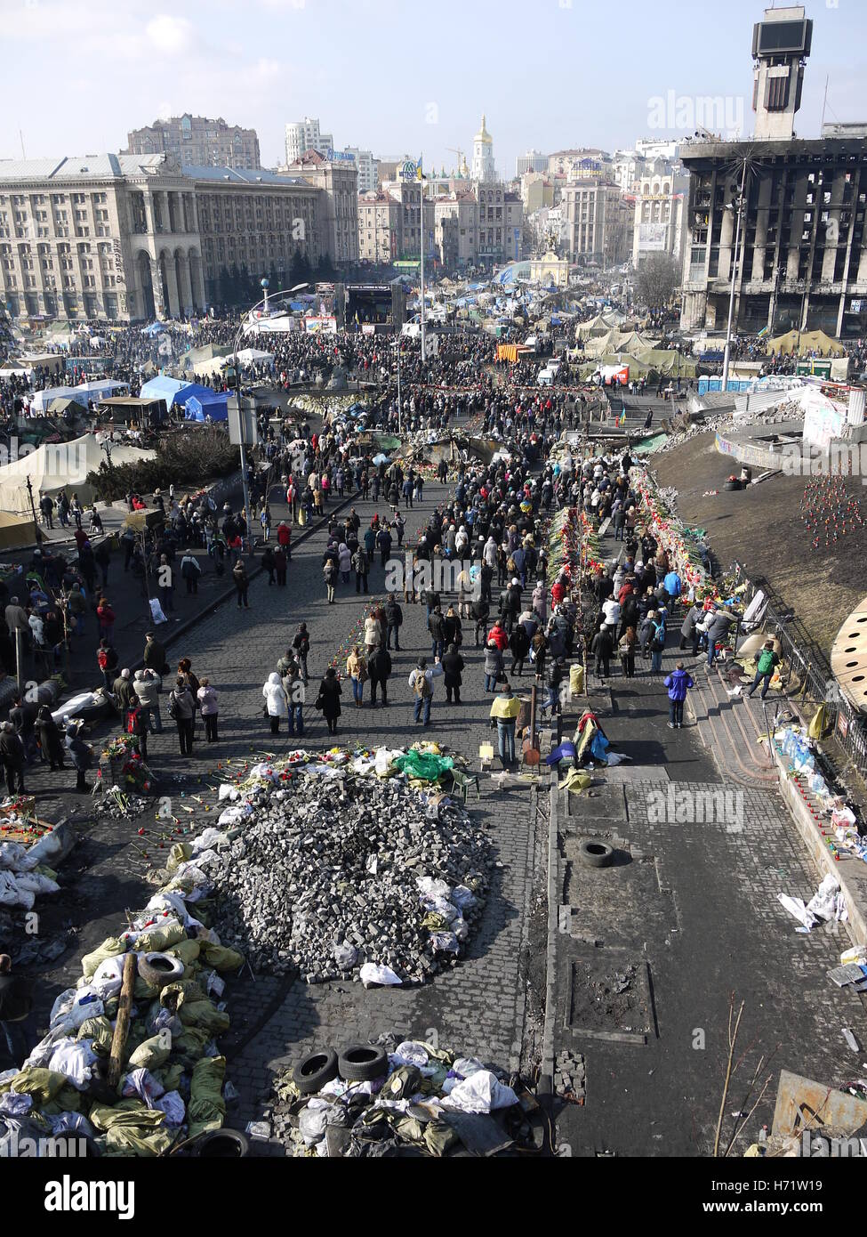 Menschen versammeln sich am Platz der Unabhängigkeit (Maidan) in Kiew, wenige Tage nach der Revolution vom Februar 2014 Stockfoto