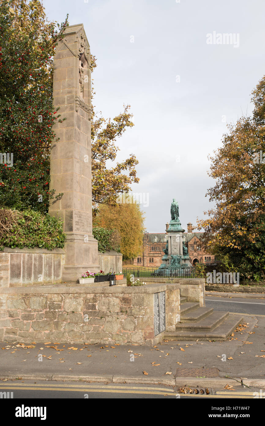 Hawarden, Nord-Wales, UK Dorf Kriegerdenkmal und Denkmal der Premierminister Gladstone Stockfoto