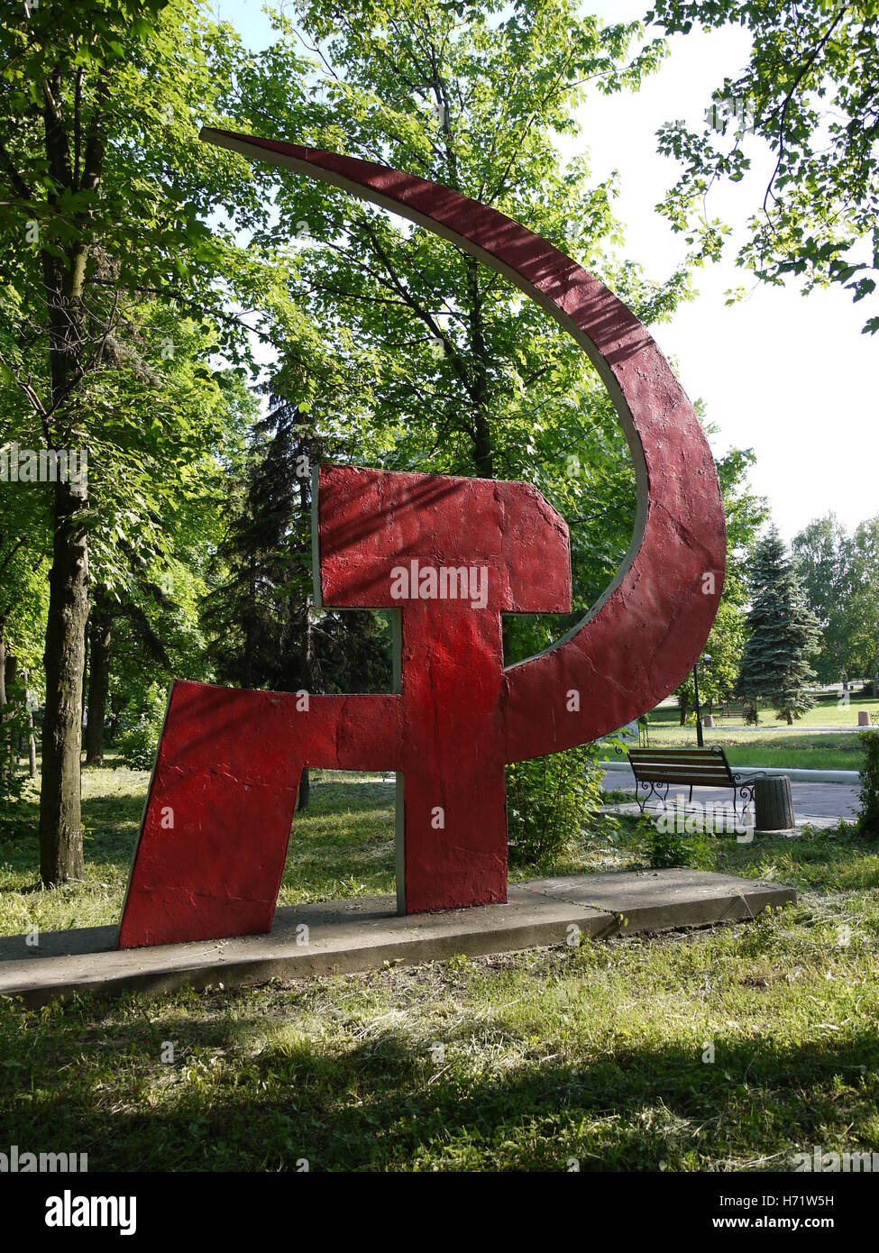 Sowjetische Denkmal mit Hammer und Sichel bleiben in Krasnoarmeyisk (Rote Armee), eine kleine Stadt der östlichen Ukraine Stockfoto