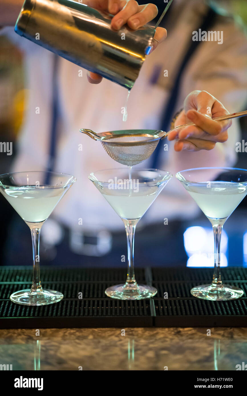 Einen cocktail Maker Mixer machen Martinis und Cocktails an der bar Stockfoto