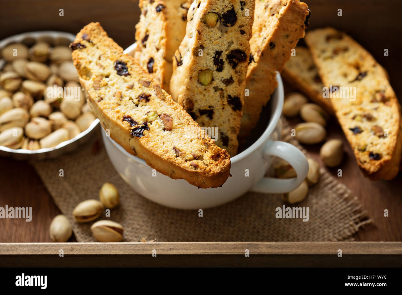 Hausgemachte Kekse in einer großen Tasse Stockfoto