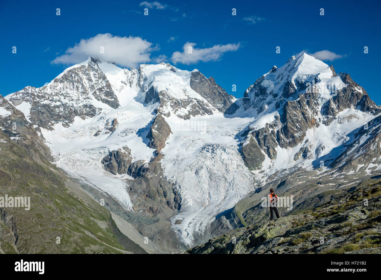 Wanderer unter Piz Bernina und Piz Rosbeg. Fuorcla Surlej, Silvaplana, Berniner Alpen, Graubünden, Schweiz. Stockfoto