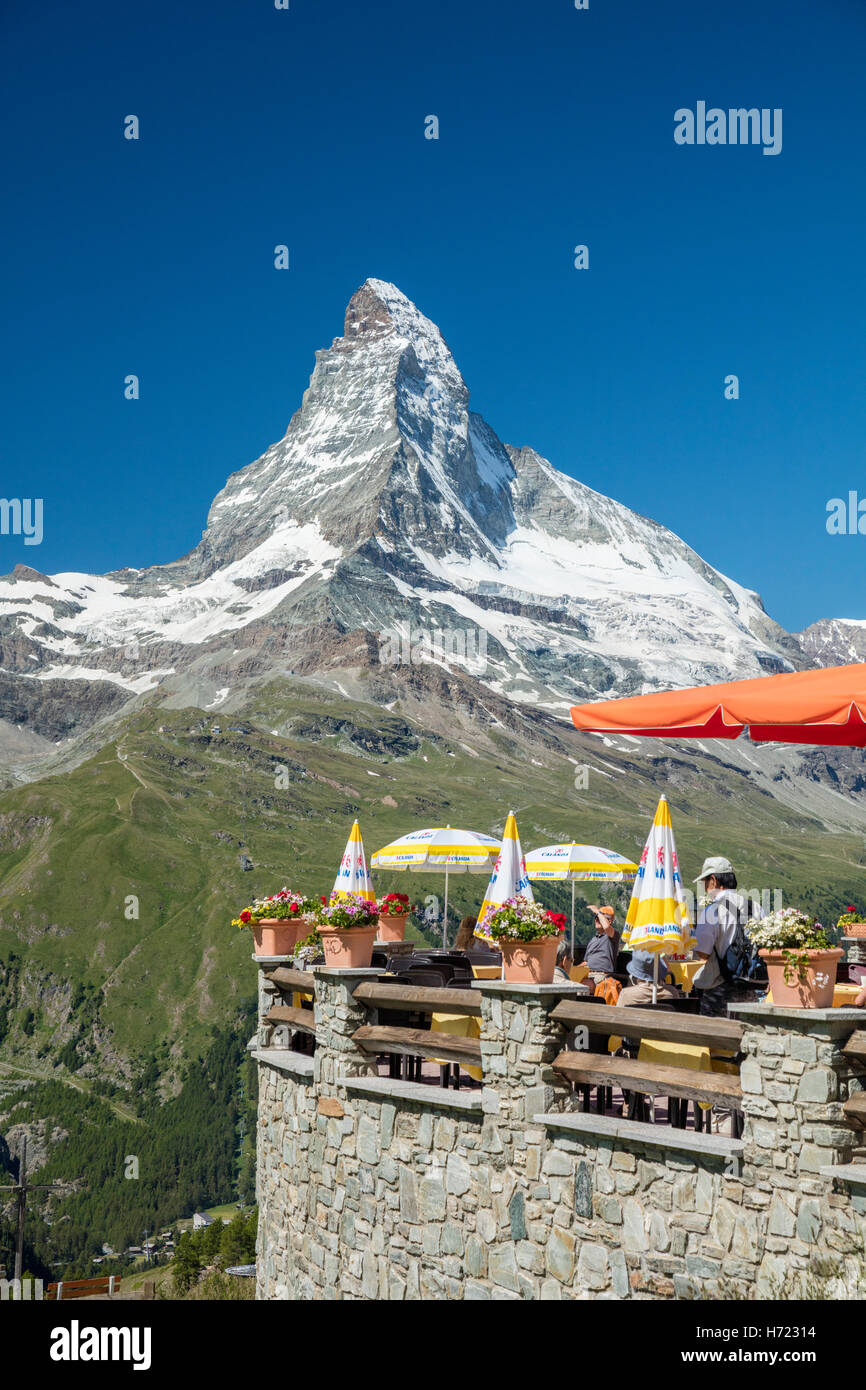 Buffet-Bar Sunnegga unter dem Matterhorn, Zermatt, Walliser Alpen, Wallis, Schweiz. Stockfoto