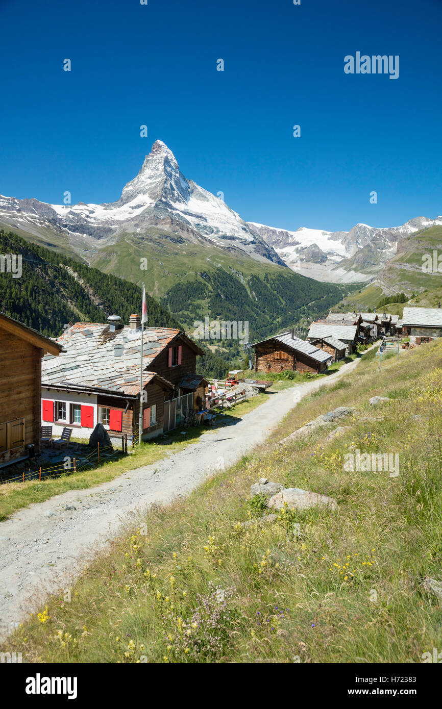 Weiler Findeln unter dem Matterhorn, Zermatt, Walliser Alpen, Wallis, Schweiz. Stockfoto