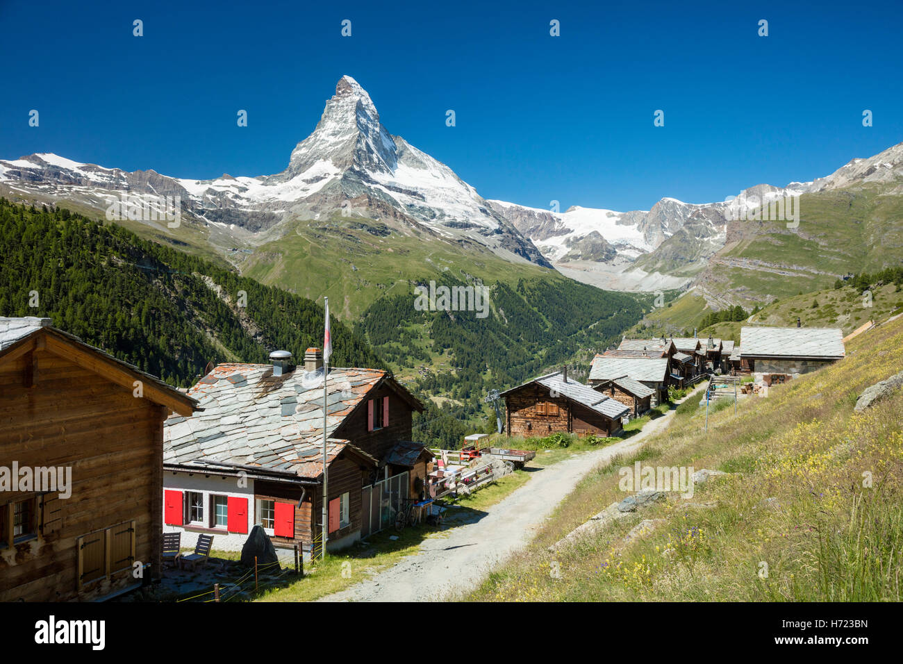 Weiler Findeln unter dem Matterhorn, Zermatt, Walliser Alpen, Wallis, Schweiz. Stockfoto