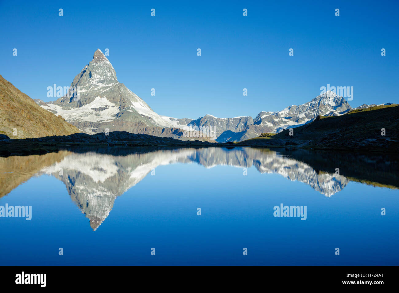 Das Matterhorn spiegelt sich in den Riffelsee, Zermatt, Walliser Alpen, Wallis, Schweiz. Stockfoto