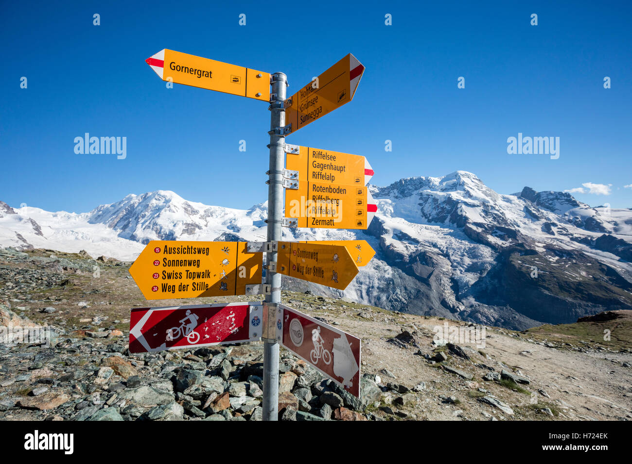 Wandern Wegweiser unter Monte Rosa, Gornergrat, Zermatt, Walliser Alpen, Wallis, Schweiz. Stockfoto
