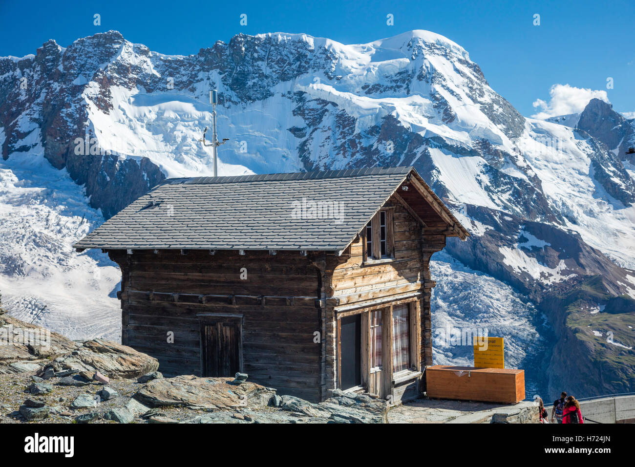 Traditionelles Chalet am Gornergrat unter Monte Rosa, Zermatt, Walliser Alpen, Wallis, Schweiz. Stockfoto
