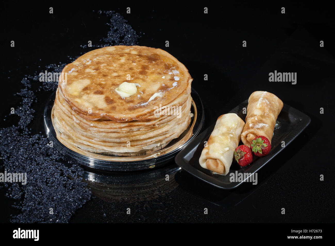 Pfannkuchen in einer Platte auf eine Glas-Studio-Hintergrund Stockfoto
