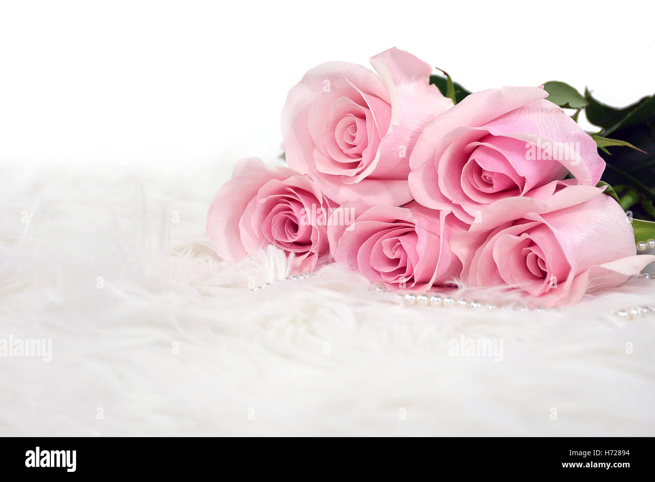 rosa rose Bouquet mit Perlenkette im weißen Fell Stockfoto