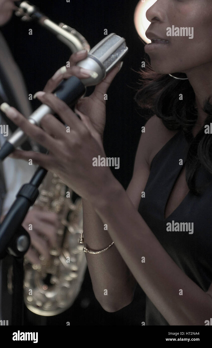 Schwarze Sängerin mit dem Saxophonisten Stockfoto