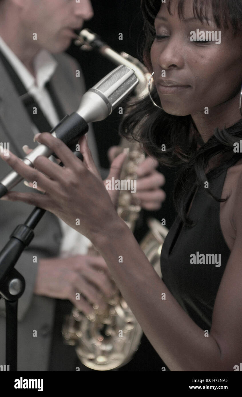 Schwarze Sängerin mit dem Saxophonisten Stockfoto