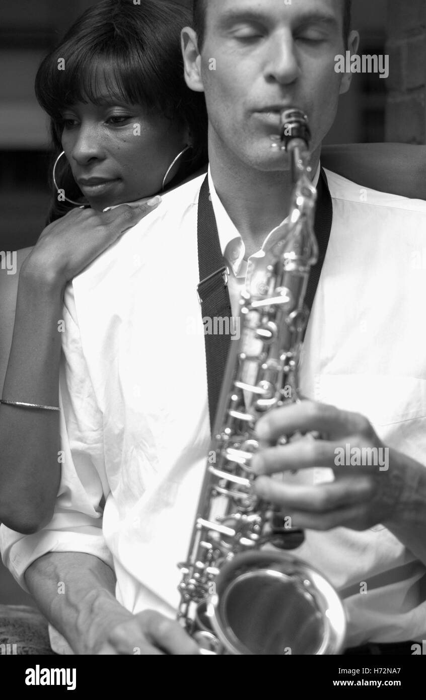 Schwarze Sängerin mit dem Saxophonisten Stockfoto