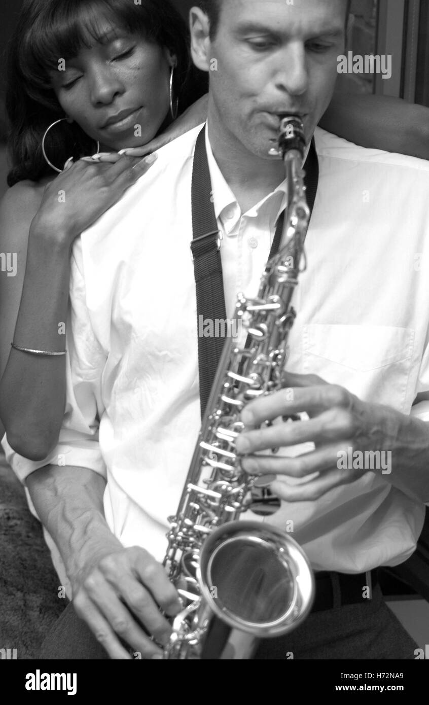 Schwarze Sängerin mit dem Saxophonisten Stockfoto