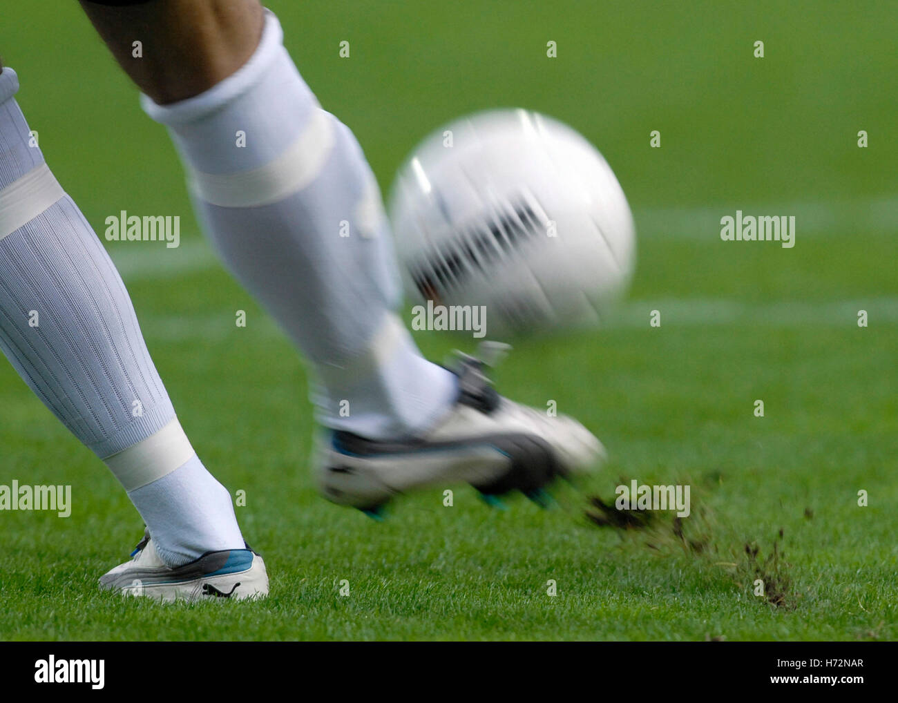 Fußball-Spieler den Ball Stockfoto