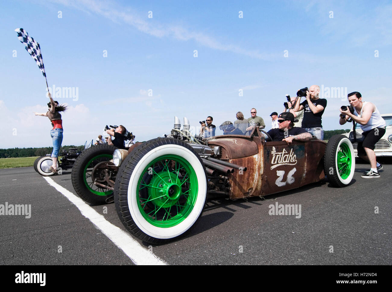 Starter-Mädchen ein Hot-Rod-Rennen beim Fotografen ihre Fotos ab. Hot Rods, Kustoms, Kreuzer & Kunst an der Stockfoto