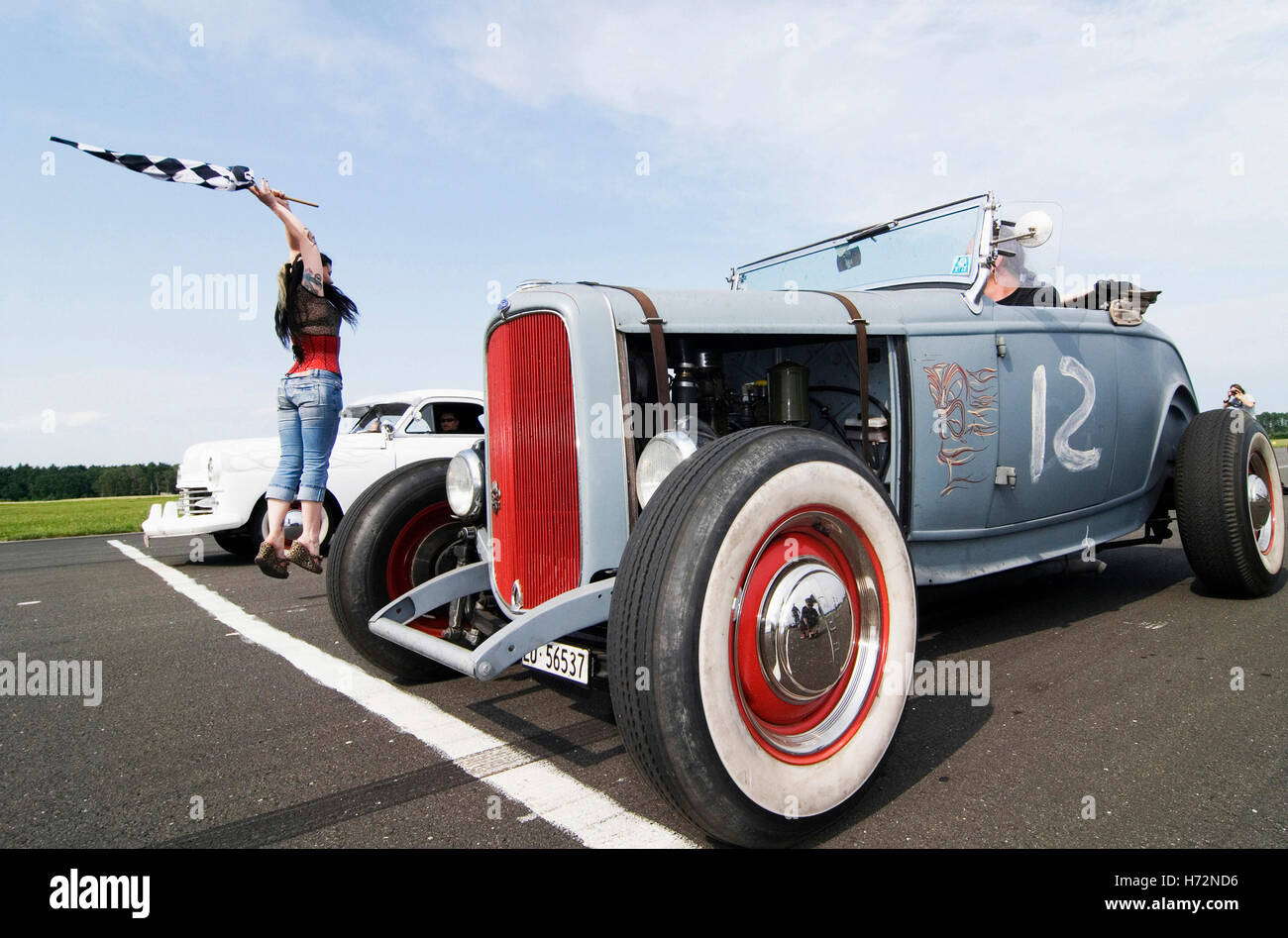 Starter-Mädchen starten ein Hot-Rod-Rennen mit einem Ford Modell B vor, Hot Rods, Kustoms, Kreuzer & Kunst an die "Bottrop Kustom Stockfoto