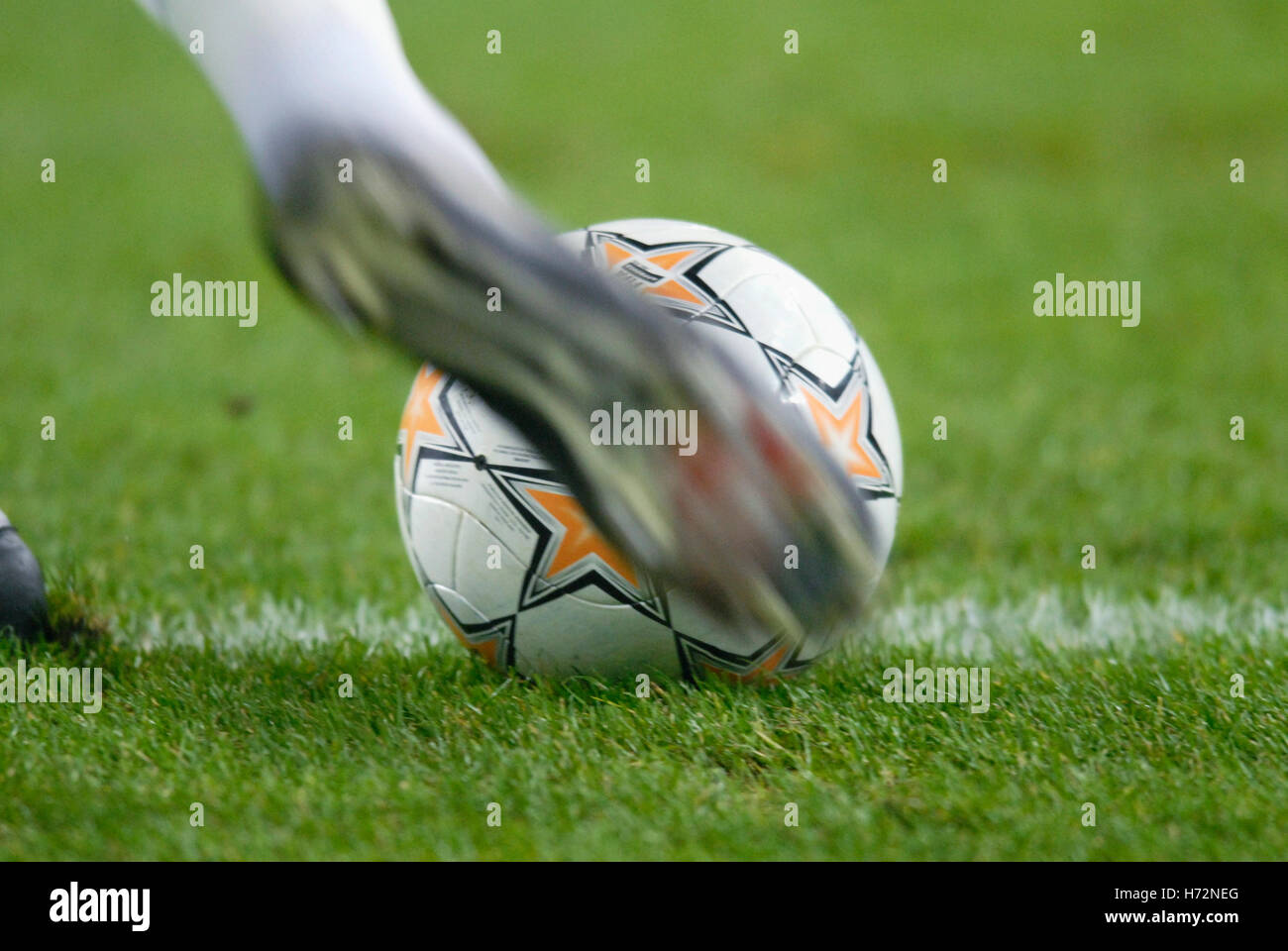 Fußballer, die einen Ball Stockfoto