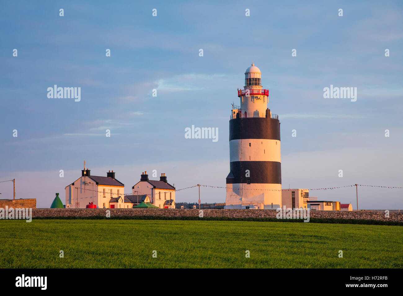 Abendlicht am Hook Head Leuchtturm, County Wexford, Irland. Stockfoto