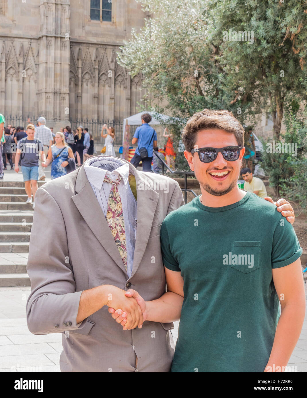 Kopflose Straßenkünstler schüttelt Hände mit einem amerikanischen Touristen in Barcelona, Spanien. Stockfoto