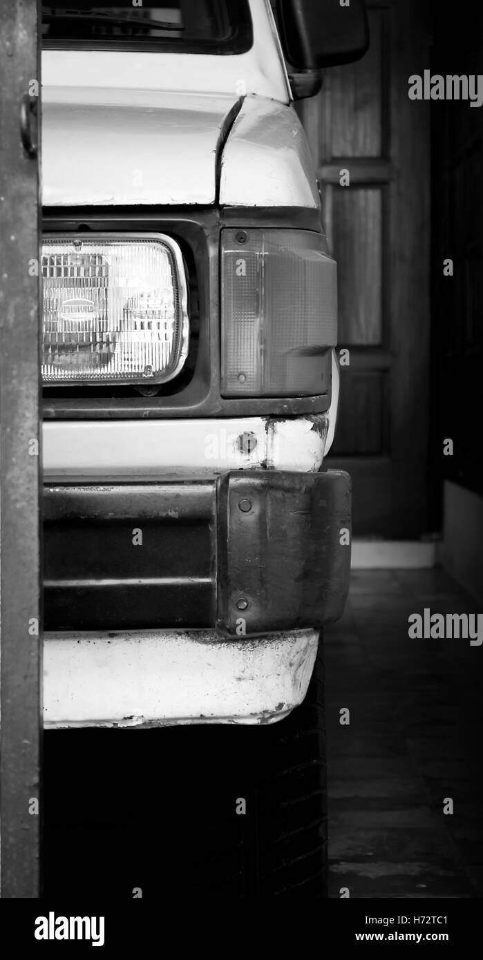 Halbe Vorderseite eines alten japanischen Autos. Schwarz / weiß Fotografie. Stockfoto