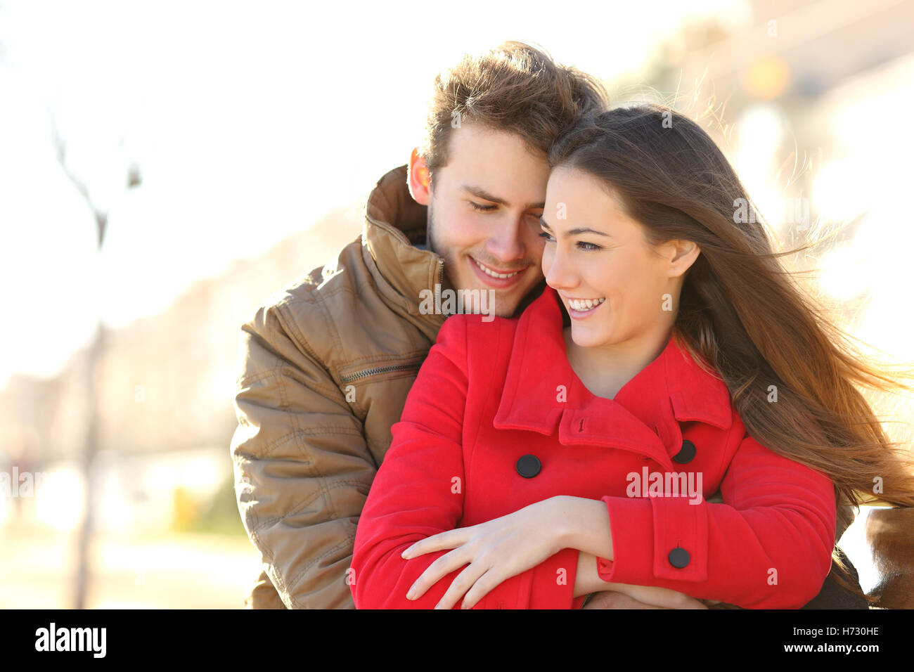 Paar aus und in der Liebe in einem Park umarmt Stockfoto
