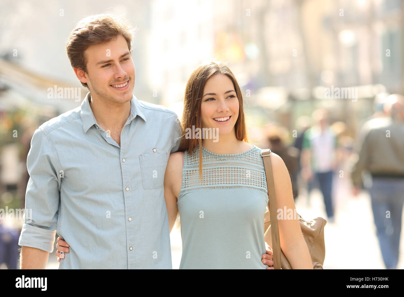 Paar Touristen zu Fuß in einer Stadtstraße Stockfoto