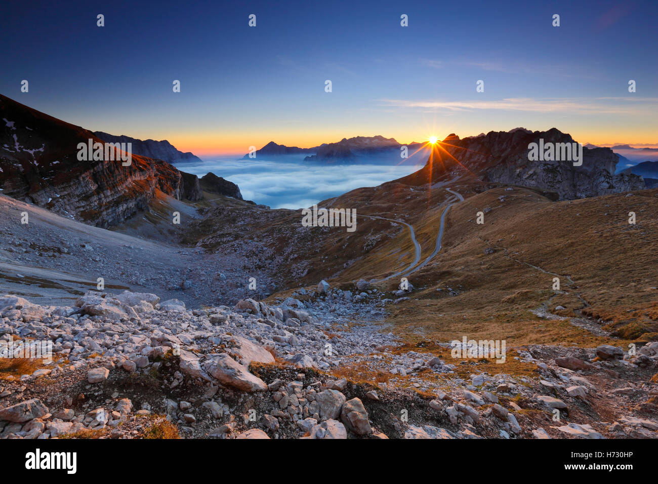 Sonnenuntergang am Horizont in italienischen Alpen Stockfoto