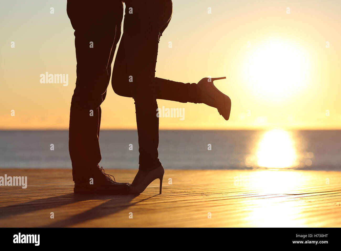 Paar Beine umarmt verliebt am Strand Stockfoto