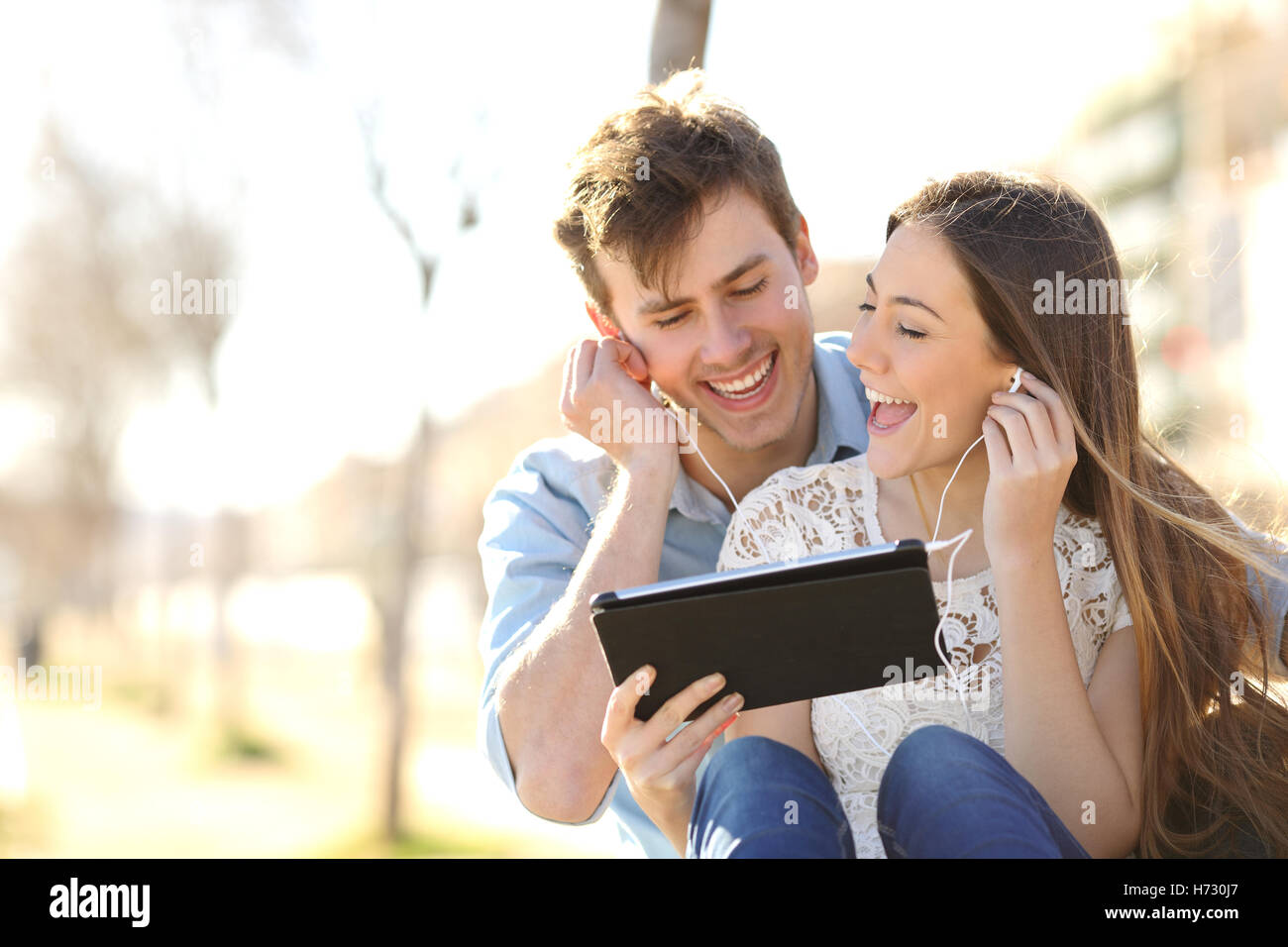 Paar Austausch von Musik und Gesang mit einem tablet Stockfoto