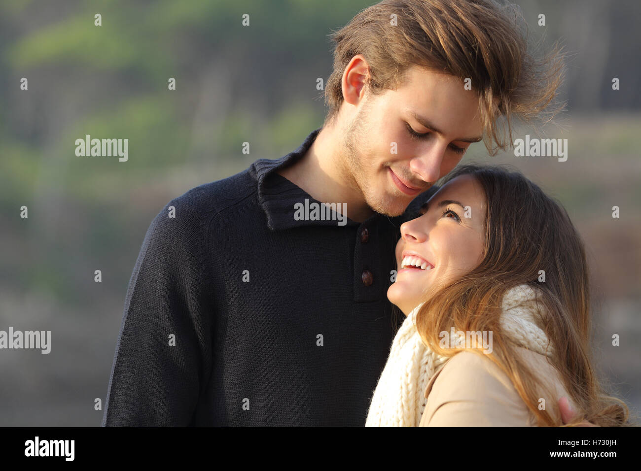 Glückliches Paar umarmt Liebe im freien Stockfoto