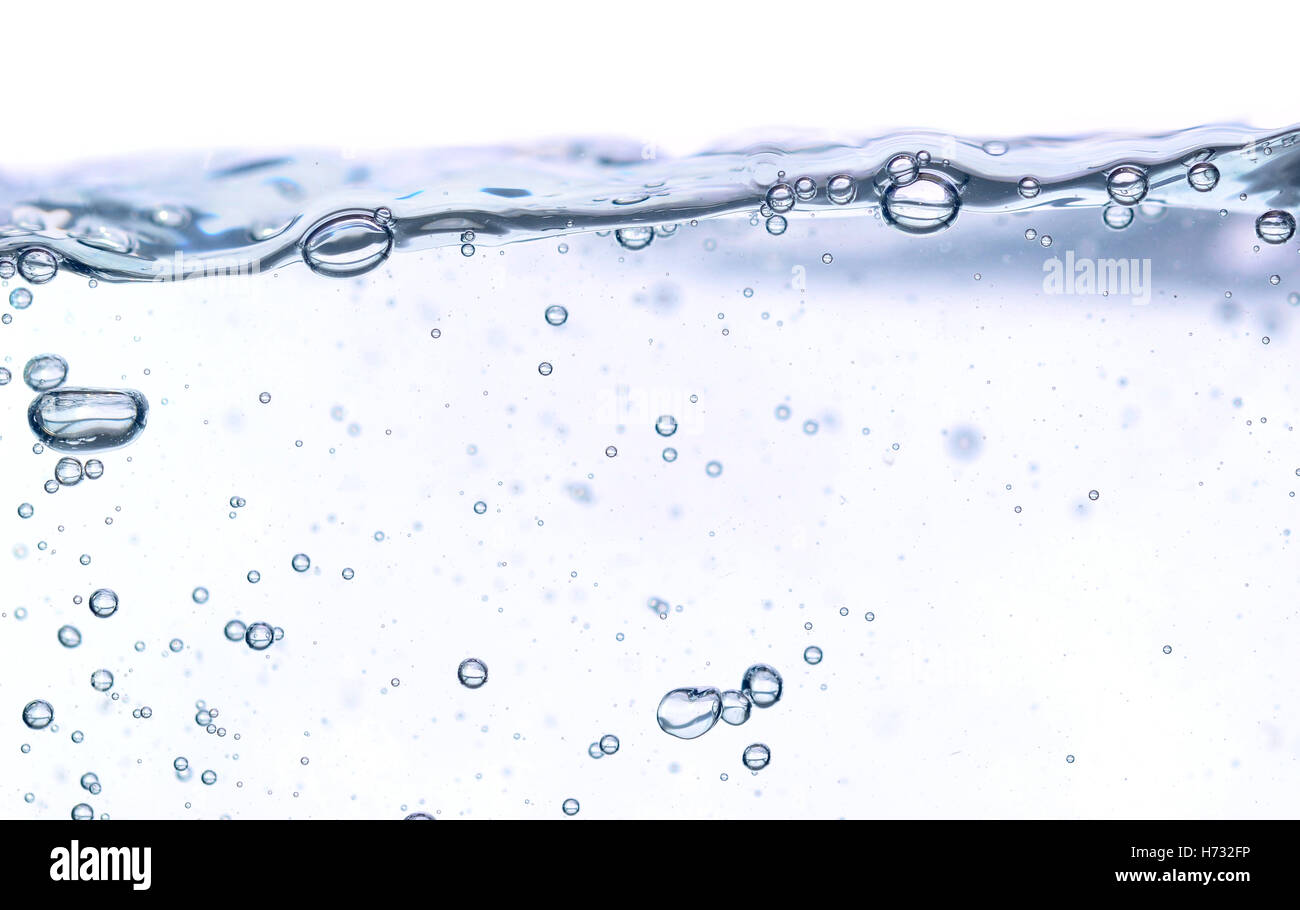 fließendes Wasser isoliert auf weißem Hintergrund Stockfoto